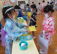 みどり組さんのお店屋さんがはじまったところ