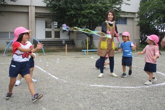 しゃぼん玉遊びをしています