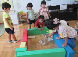 き組の子どもたちお菓子つりごっこをしています