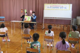 婦警さんが紙芝居とペープサートを使って話してくれています