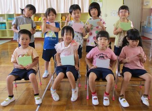 もも組(3歳児)が手紙を持って記念写真