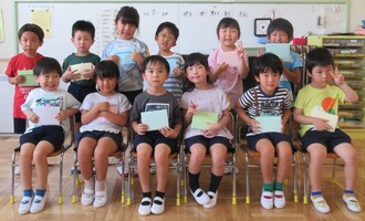 き組さん(4歳児)手紙を持って記念写真