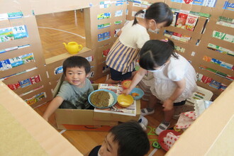 お家で遊んでいる年少児