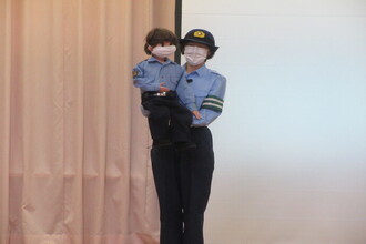 腹話術の人形を演じる婦人警官