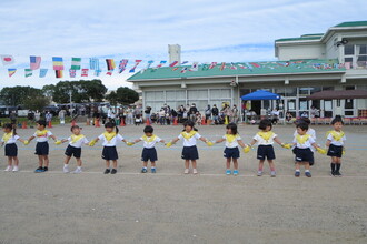 園庭でダンスをする年少組の子ども達