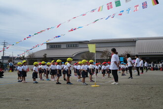 開会式で園歌なかよしおばたっこを歌う園児たち