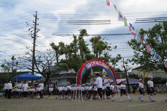 入退場門から入場行進をする園児たち