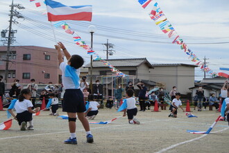 トリコロールの旗を持って表現する年長組の子ども達