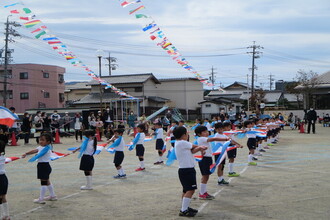 トリコロールの旗を持って表現する年長組の子ども達