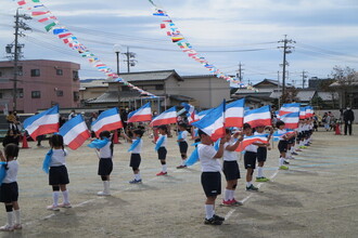 トリコロールの旗を持って表現する年長組の子ども達