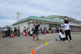 リレーのアンカーでゴールする年長組の保護者