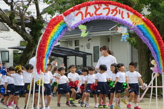 入場門より入場する年中組の子ども達