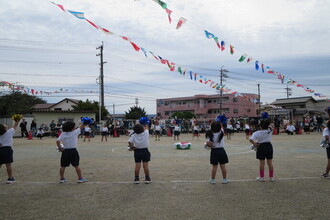 キラキラのポンポンをつけて踊る年中組の子ども達