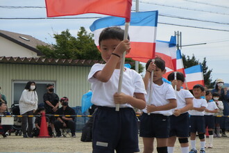 トリコロールの旗を持って表現する年長組の子ども達