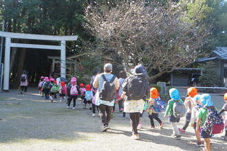 官舎神社の鳥居をくぐる子ども達