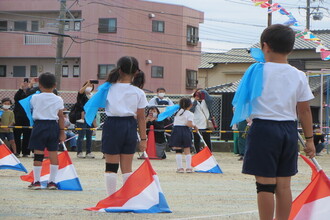 トリコロールの旗を持って表現する年長組の子ども達