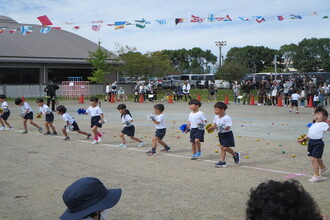 走れのポーズを決める年中組の子ども達