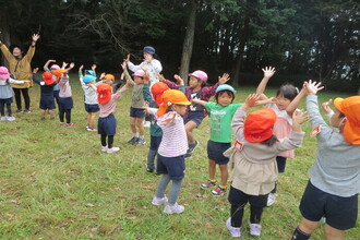 公園でフォークダンスをする子ども達