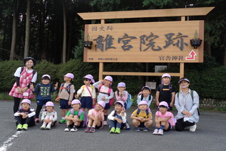 離宮院公園の看板前で集合写真を撮ってもらうゆり組の子ども達