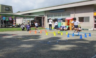 ミニハードルの跳び越しにチャレンジ