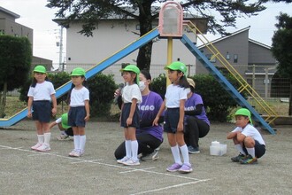 みどり組、かけっこスタートラインに並んでいます