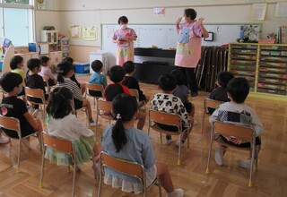 子どもたちが歯科衛生士さんの演じるエプロンシアターを見ています