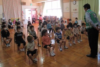 防犯にていての話をしっかり聞いている子どもたち