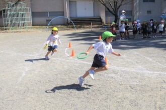 トラックのコーナーを走っています