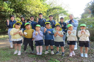 みどり組さん、学生さんとおいも食べています