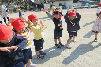 踊りを踊る年少児