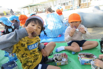 やきいもを食べる年中児