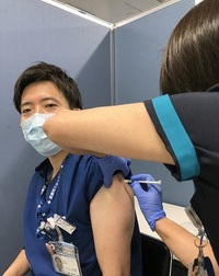 写真：ワクチン接種を受ける谷崎医師