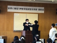 写真：会場で表彰状を渡す様子