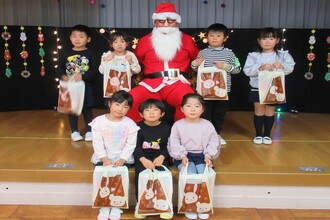 みどり組さんサンタさんと記念写真