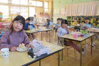 ケーキを食べているところ