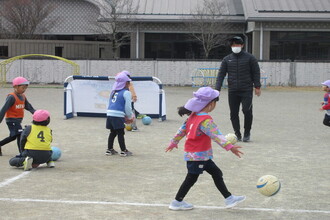 サッカー教室で、ボールの扱いを教えてもらう年長児