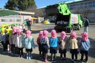 ごみ収集車を見学させてもらっています