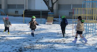 雪が薄っすら積もった園庭をかけ回っています。