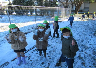 園舎の裏にもたくさん雪が積もっていて遊んでいます