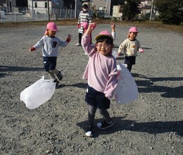 もも組はビニール袋で作った凧を揚げています