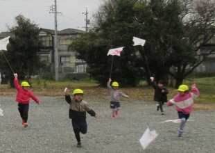 き組さん、みんなで凧揚げをしているところ