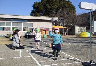 横断歩道を渡る練習をしています。