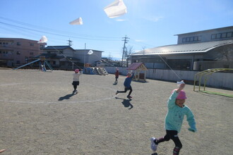 凧揚げをする年長児