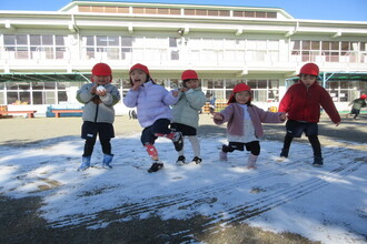 雪遊びをする年少児