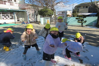 雪遊びをする年少児