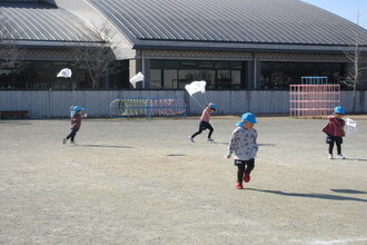 凧あげを楽しむ年中組の子どもたち