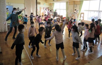 ダンスが始まると、前に出て踊り出す子どもたち