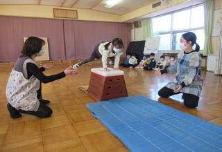 年長さんは、跳び箱にもチャレンジしています