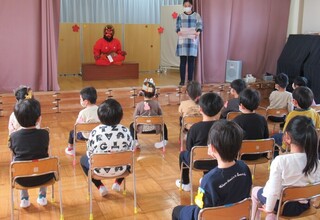 子鬼のさくくん舞台に座っています