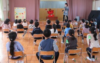 子どもたちが、子鬼のさくくんに、質問をしています